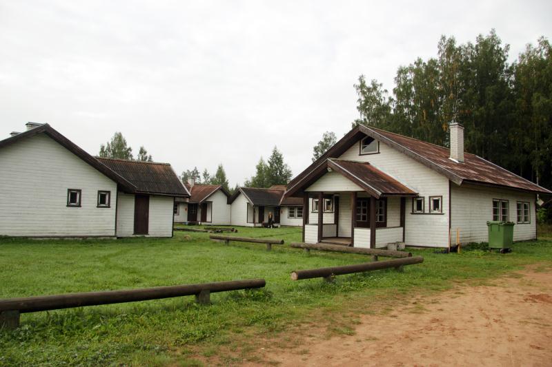 File:Tartu maakond_Meeksi vald_Järvselja ühiselamud.jpg